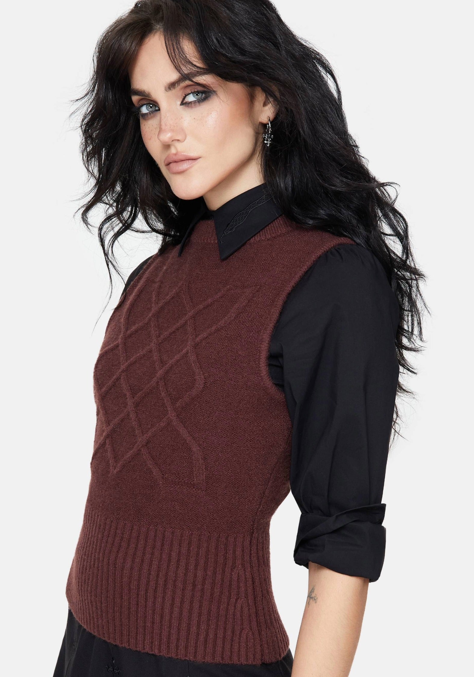 KN2028_HATHORCOTTONCELTICCABLEKNITVEST_1CROP